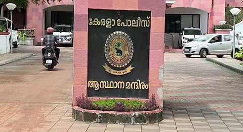 വനിതാ എസ്ഐമാർക്ക് അശ്ലീല സന്ദേശമയച്ചു; ഐപിഎസ് ഉദ്യോഗസ്ഥനെതിരെ അന്വേഷണം