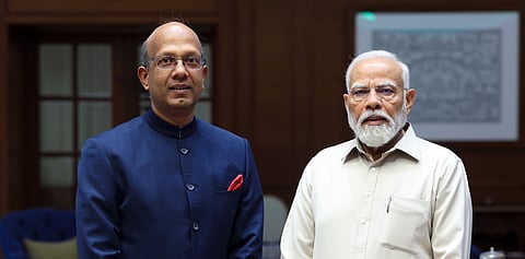 വിനയ് കുമാർ മോദിയോടൊപ്പം