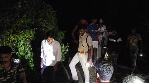 മണ്ണാർക്കാട് മലമുകളിൽ കുടുങ്ങിയ യുവാക്കളെ രക്ഷപ്പെടുത്തി