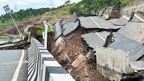 മിന്നൽപ്രളയത്തിൽ തകർന്ന റോഡ്