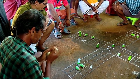 തൃശൂരിലെ കരുമാത്രയിലെ പകിട കളി