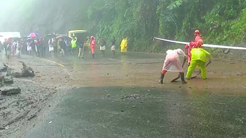 താമരശ്ശേരി ചുരത്തിൽ വീണ്ടും മണ്ണിടിച്ചിൽ: ഗതാഗത നീക്കത്തിന് കോഴിക്കോട് ജില്ലാ ഭരണകൂടം നടപടികൾ സ്വീകരിക്കുന്നില്ലെന്നും ആക്ഷേപം 
