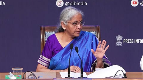 നിർമല സീതാരാമൻ മാധ്യമങ്ങളെ കാണുന്നു