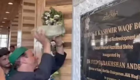 ജമ്മു കശ്മീരില്‍ ഹസ്രത്ബാല്‍ പള്ളിയില്‍ സ്ഥാപിച്ച അശോക സ്തംഭം തകര്‍ത്തു; 26 പേരെ കസ്റ്റഡിയില്‍ എടുത്ത് പൊലീസ്