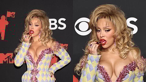 ദോജ കാറ്റ് ലിപ്സ്റ്റിക് ചുണ്ടിലണിയുന്നതിൻ്റെയും കടിച്ച് തിന്നുതിൻ്റെയും ചിത്രങ്ങൾ