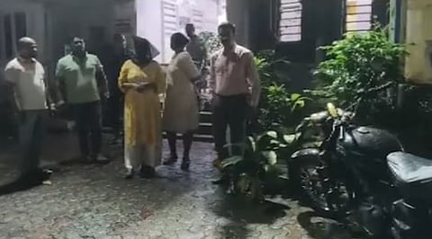 സ്വന്തം വീട്ടിൽ നിന്ന് 10 ലക്ഷം രൂപയുടെ സ്വർണം മോഷ്ടിച്ചു; ഭർത്താവിനെ കുടുക്കി ആൺസുഹൃത്തിനൊപ്പം ഒളിച്ചോടാൻ ശ്രമിച്ച യുവതി പിടിയിൽ