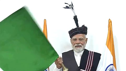 പ്രധാനമന്ത്രി റെയിൽവേ പാത ഫ്ലാഗ് ഓഫ് ചെയ്യുന്നു