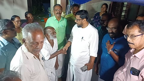 കൊച്ചു വേലായുധന് സിപിഐഎം വീട് വെച്ചു നൽകും; ഉടൻ നിർമാണം തുടങ്ങുമെന്ന് തൃശൂർ ജില്ലാ സെക്രട്ടറി കെ.വി. അബ്ദുൾ ഖാദർ 