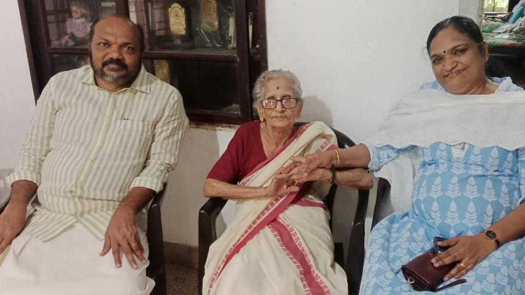 ലീലാവതി ടീച്ചറെ സന്ദർശിച്ച് പി. രാജീവ്