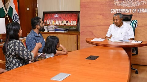 കുടുംബം മുഖ്യമന്ത്രിയുമായി കൂടിക്കാഴ്ച നടത്തുന്നു