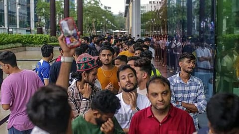 ഐഫോൺ 17 കാത്ത് ആരാധകരുടെ ക്യൂ