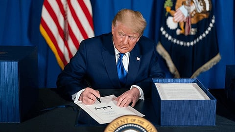 ഇന്ത്യക്കാർക്കുൾപ്പെടെ വൻ തിരിച്ചടി; എച്ച്1ബി വിസയുടെ ഫീസ് കുത്തനെ കൂട്ടി യുഎസ്