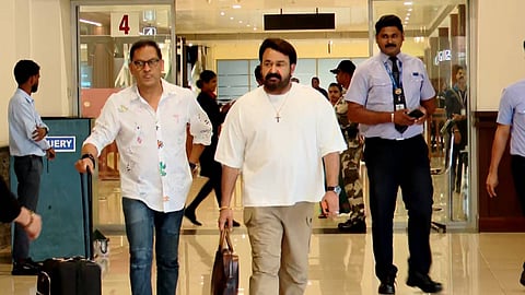 മോഹൻലാൽ കൊച്ചി എയർപോർട്ടിൽ 