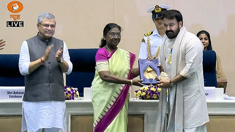 ദാദാ സഹേബ് ഫാൽക്കെ പുരസ്കാരം ഏറ്റുവാങ്ങി മോഹൻലാൽ 