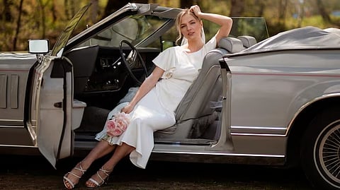 സോഷ്യൽ മീഡിയയിൽ ആളെക്കൂട്ടണം; ആഡംബര കാർ വാടകയ്‌ക്കെടുത്ത്, ഫോട്ടോയ്ക്ക് പോസ് ചെയ്ത് ഇൻഫ്ലുവൻസർമാർ