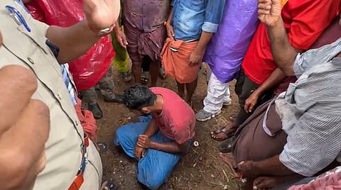 പ്രതിയെ നാട്ടുകാർ വളഞ്ഞിരിക്കുന്നു