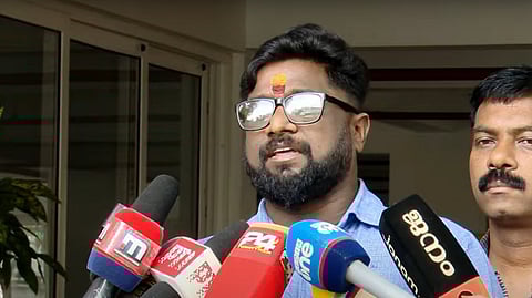 പ്രിൻ്റു മാധ്യമങ്ങളോട് സംസാരിക്കുന്നു