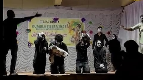 കാസർ​ഗോഡ് പലസ്തീൻ ഐക്യദാർഢൃ മൈം നിർത്തിച്ചതിൽ അധ്യാപകർക്ക് വീഴ്ച; പ്രാഥമിക റിപ്പോർട്ട് നൽകി പൊതുവിദ്യാഭ്യാസ വകുപ്പ് ഡയറക്ടർ