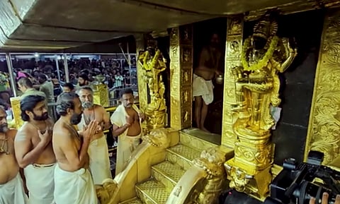 ദ്വാരപാലക ശിൽപ്പങ്ങൾ ചെമ്പെന്ന് രേഖപ്പെടുത്തിയതിൽ ദുരൂഹത; സ്വർണപ്പാളി വിവാദത്തിൽ സമഗ്രാന്വേഷണത്തിന് ശുപാർശ ചെയ്യാൻ വിജിലൻസ്