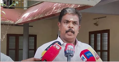 സ്വര്‍ണപ്പാളി വിവാദം: മുൻ അഡ്മിനിസ്ട്രേറ്റീവ് ഓഫീസർ മുരാരി ബാബുവിന് സസ്‌പെന്‍ഷന്‍