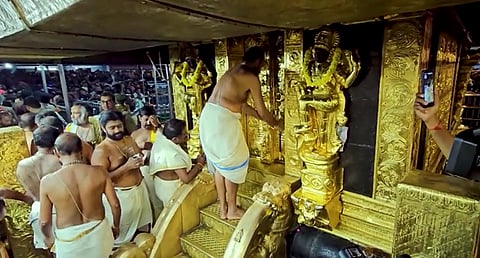 ദ്വാരപാലക ശില്‍പ്പങ്ങളിലെ സ്വര്‍ണം മോഷണത്തിൽ എസ്‌ഐടി 'പണി' തുടങ്ങി; ദേവസ്വം ആസ്ഥാനത്തെത്തി ഫയലുകള്‍ പരിശോധിച്ചു