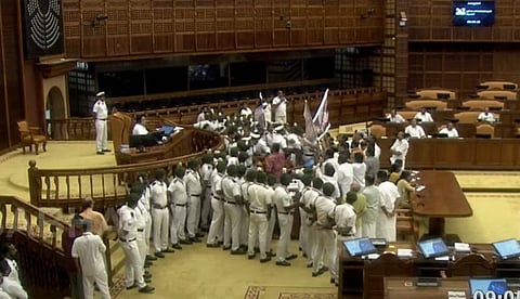 ''അയ്യപ്പന്റെ സ്വര്‍ണം ചെമ്പാക്കിയ എല്‍ഡിഎഫ് രാസവിദ്യ!''; ബാനറുയര്‍ത്തി മുഖം മറച്ച് പ്രതിപക്ഷ പ്രതിഷേധം; ക്ഷുഭിതനായി സ്പീക്കര്‍