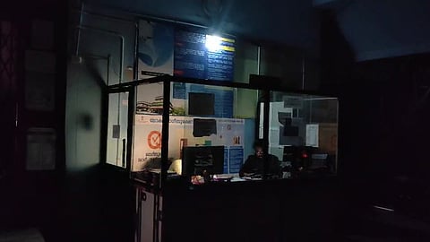 കോട്ടത്തറ താലൂക്ക് ട്രൈബൽ ആശുപത്രി ഇരുട്ടിലായിട്ട് രണ്ടു മണിക്കൂർ; പ്രധാന വാർഡുകളിലും വൈദ്യുതി ഇല്ല
