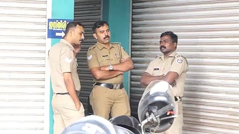 മഞ്ചേരിയിൽ സ്വകാര്യ വാണിജ്യ കെട്ടിടത്തിന് മുകളിൽ അസ്ഥികൂടം; മനുഷ്യന്റേതെന്ന് പ്രാഥമിക നിഗമനം