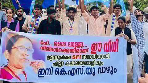 'ഹേ.. ശൈ ലജ്ജേ... നിങ്ങള്‍ക്കെതിരാണ് ഈ വിധി', മട്ടന്നൂര്‍ പോളി ടെക്‌നിക്കില്‍ കെ. കെ. ശൈലജയ്‌ക്കെതിരെ കെഎസ്‌യുവിന്റെ അധിക്ഷേപ ബാനര്‍