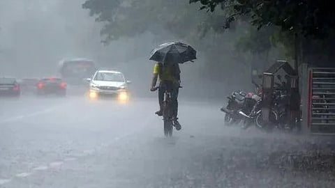അതിശക്തമായ മഴയ്‌ക്കൊപ്പം ഇടിമിന്നലും കാറ്റും; നാല് ജില്ലകളിൽ ഇന്ന് ഓറഞ്ച് അലേർട്ട്
