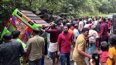 ഇടുക്കി വിരിപാറയിൽ മിനി ബസ് മറിഞ്ഞ് അപകടം; 20 പേർക്ക് പരിക്ക്
