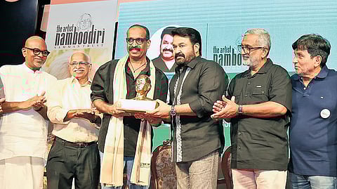 ആർട്ടിസ്റ്റ് നമ്പൂതിരി സമ്മാന്‍ പുരസ്കാരം സി. ഭാഗ്യനാഥിന് മോഹന്‍ലാല്‍ നല്‍കുന്നു