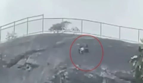 വിദ്യാർഥികൾ മലമുകളിലിരിക്കുന്ന ദൃശ്യങ്ങൾ