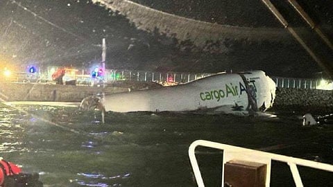 കാർഗോ ജെറ്റ് കടലിൽ മറിഞ്ഞതിൻ്റെ ദൃശ്യം