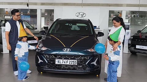 ഗ്രേസും കുടുംബവും സ്വന്തമാക്കിയ കാറിനൊപ്പം