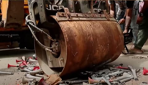 പൊല്യൂഷന്‍ സര്‍ട്ടിഫിക്കറ്റ് ഇല്ല, എറണാകുളത്ത് എയര്‍ഹോണ്‍ നശിപ്പിക്കാന്‍ എംവിഡി കൊണ്ടുവന്ന റോഡ് റോളറിന് നോട്ടീസ്