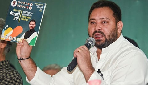 സ്ത്രീകള്‍ക്ക് മാസം 2500 രൂപ, യുവാക്കള്‍ക്ക് സര്‍ക്കാര്‍ ജോലി; ബിഹാറില്‍ 'തേജസ്വി പ്രണ്‍' പുറത്തിറക്കി മഹാസഖ്യം