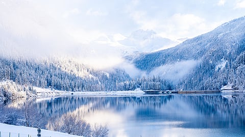 ചുറ്റിലും തൂവെള്ള നിറം മാത്രം... സഞ്ചാരികളെ മാടിവിളിച്ച് അരോള പർവതവും നീലത്തടാകവും