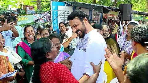 രാഹുൽ മാങ്കൂട്ടത്തിൽ സമരവേദിയിൽ