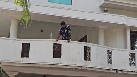 ദേശീയപാത നിർമാണത്തിനായി വീട് പൊളിക്കുന്നതിനെതിരെ പ്രതിഷേധം; കാസർ​ഗോഡ് ഗ്യാസ് സിലിണ്ടറും പെട്രോളുമായി വീടിന് മുകളിൽ കയറി ഭീഷണി