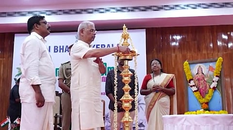 രാജ്ഭവനിലെ പരിപാടിയിൽ വീണ്ടും കാവിക്കൊടിയേന്തിയ ഭാരതാംബ; വിവാദ ചിത്രം പ്രത്യക്ഷപ്പെട്ടത് കേരളപ്പിറവി ദിനാഘോഷത്തിൽ