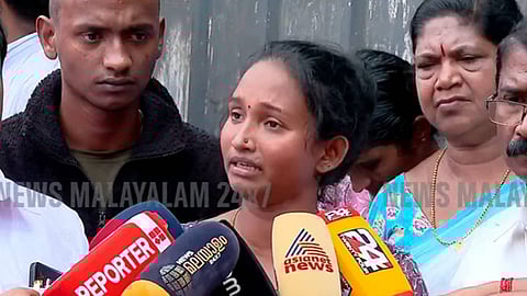 "മകൾ ഇപ്പോഴും വെൻ്റിലേറ്ററിൽ, ശരീരത്തിൽ 20 മുറിവുകൾ, ഇൻ്റേണൽ ബ്ലീഡിങ്, ചികിത്സ തുടങ്ങിയിട്ടില്ല"; തിരു. മെഡിക്കൽ കോളേജിനെതിരെ 19കാരിയുടെ അമ്മ