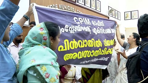 ശുചീകരണ തൊഴിലാളികളുടേത് പിൻവാതിൽ നിയമനമെന്ന് പ്രതിപക്ഷം; നടന്നത് മുൻവാതിൽ നിയമനമെന്ന് ഡെപ്യൂട്ടി മേയർ: കോഴിക്കോട് കോർപ്പറേഷൻ കൗൺസിലിൽ ബഹളം