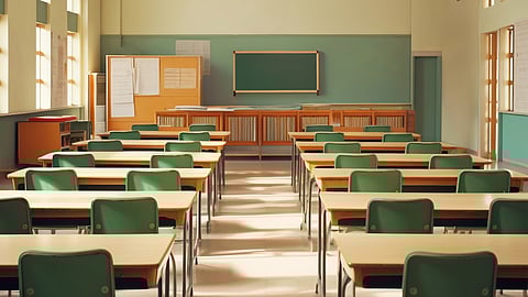 മകനെ സുഹൃത്തുക്കൾ അസഭ്യം പറഞ്ഞു; വിദ്യാർഥികളെ ക്ലാസിൽ കയറി വലിച്ചിഴച്ച് പുറത്തിറക്കി ഭീഷണിപ്പെടുത്തി അമ്മ