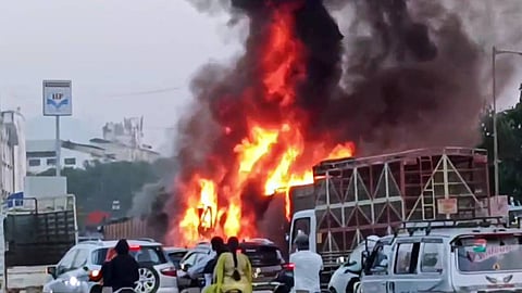  പൂനെയിൽ ട്രക്ക് വാഹനങ്ങളിലേക്ക് ഇടിച്ചു കയറി അപകടം; 8 പേർക്ക് ദാരുണാന്ത്യം