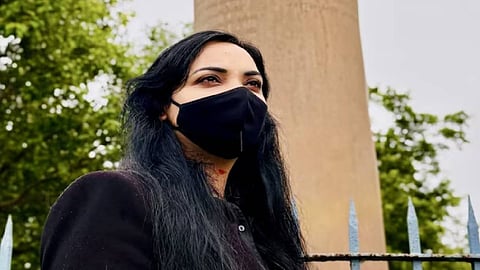 മാസ്‌ക് മാറ്റാനാകാതെ... കറുത്ത വസ്ത്രവും മാസ്‌കുമണിഞ്ഞ് തെരഞ്ഞെടുപ്പിനിറങ്ങിയ  പുഷ്പം പ്രിയ തോല്‍വിയിലേക്ക് 