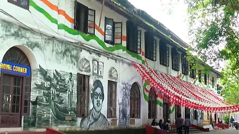 മഹാരാജാസ് കോളേജിലെ പൂക്കി വോട്ടർമാർ; യുവ വോട്ടർമാരുടെ രാഷ്‌ട്രീയ കാഴ്ചപ്പാടുകൾ 