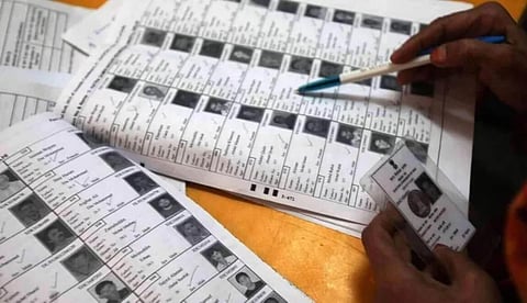 ''ജോലിയില്‍ വീഴ്ച വരുത്തി''; ജോലി സമ്മര്‍ദ ആക്ഷേപങ്ങള്‍ക്കിടെ കോഴിക്കോടും പാലക്കാടും ബിഎല്‍ഒമാര്‍ക്ക് കാരണം കാണിക്കല്‍ നോട്ടീസ്