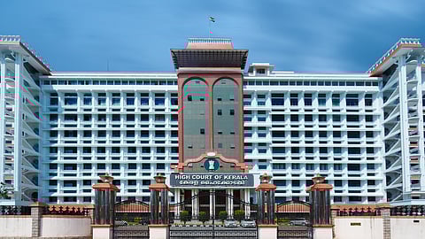 പടികൾ കയറാൻ ബുദ്ധിമുട്ട് ഉള്ളതിനാൽ കോടതിമുറി താഴേക്ക് മാറ്റണമെന്ന് ഹർജി;  
ആവശ്യം നിരസിച്ച് ഹൈക്കോടതി
