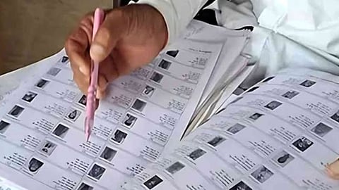 18 വയസ് പൂർത്തിയാകാത്തവർ  വോട്ടർ പട്ടികയിൽ; കട്ടിപ്പാറയിൽ കൃത്രിമം കാട്ടി വോട്ട് ചേർത്തെന്ന് പരാതി